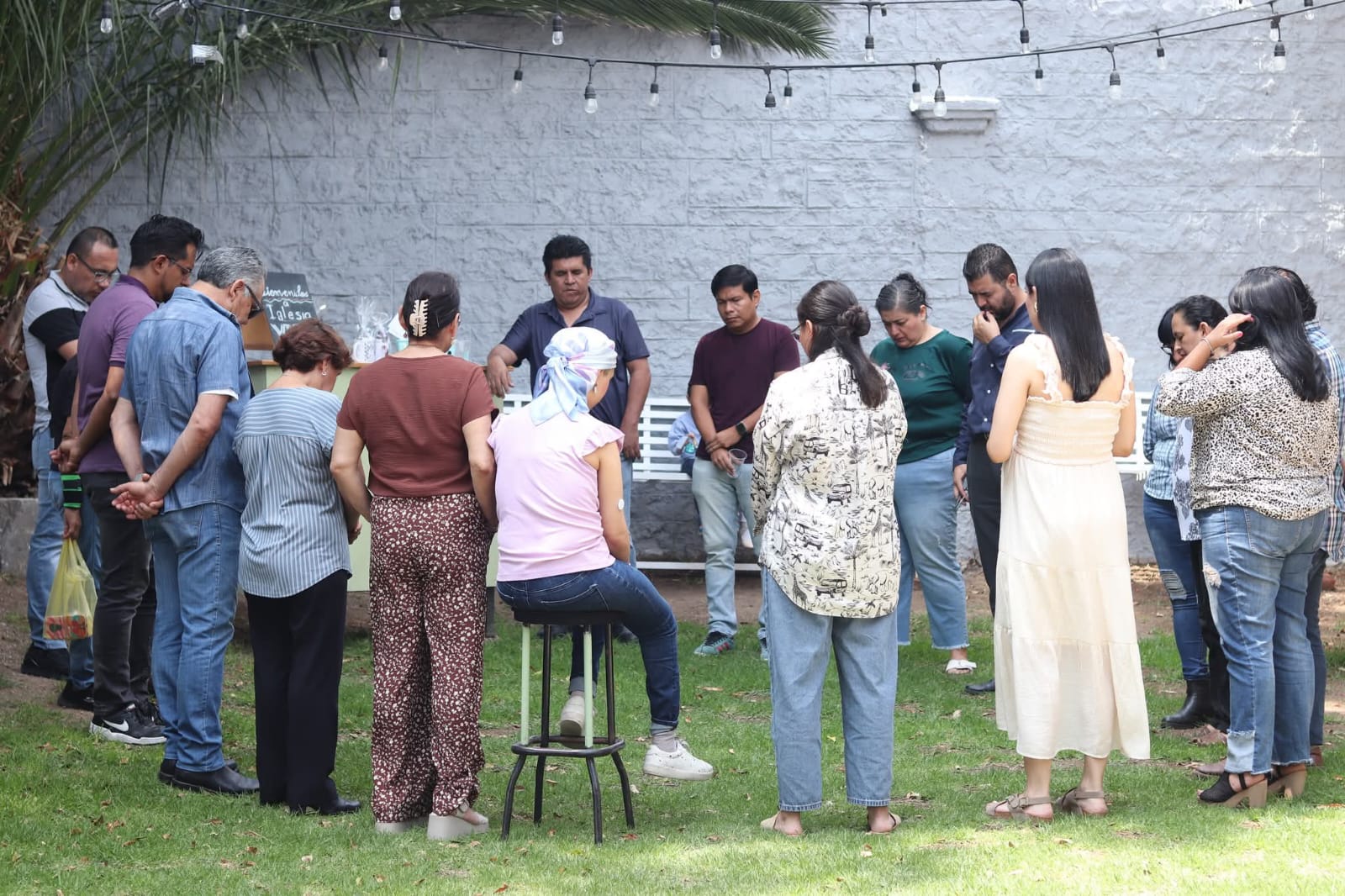 Hombre tocando la guitarra con alegría